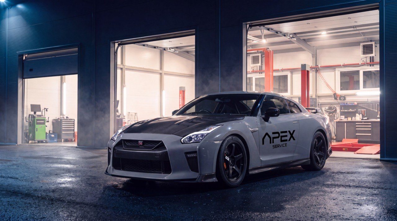 Nissan GT-R в ливрее Apex Service у ворот цеха